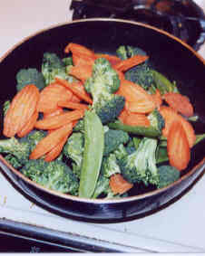 Recetas Zanahorias salteadas sazonadas 3 zanahorias en rebanadas delgadas 4 dientes de ajo picado 2 cucharadas de aceite vegetal el jugo de un limón o de una naranja un puñado de pasas Tiempo de