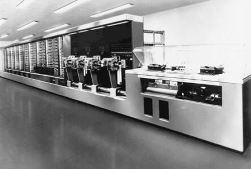 Por su diseño tecnológico y capacidad de procesamiento (sumaba, restaba, multiplicaba, dividía y se le podía programar), la máquina analítica de Babbage es considerada como la primer computadora de