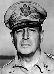 Guerra en el Pacífico En el Pacífico, el general Douglas MacArthur aniquiló casi toda la armada japonesas en la batalla del