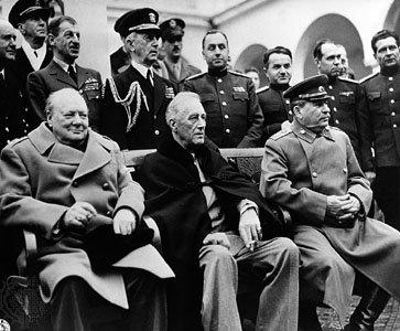 Conferencia de Yalta Se llevó a cabo en Yalta, Rusia, entre Stalin, Roosevelt y Churchill y se discutió la