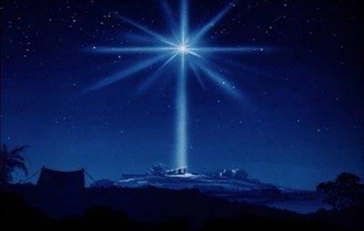 La Estrella de Belén ilumina y guía con su luz anunciándonos la alegría de la Navidad. (Se coloca la Estrella en el Pesebre y se enciende un cirio).