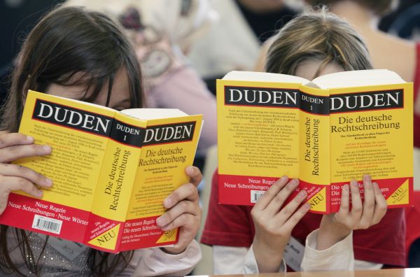 ESCUELAS DE IDIOMAS Mediante las actividades extraescolares los alumnos pueden completar su currículum aprendiendo un tercer idioma ( francés o alemán).