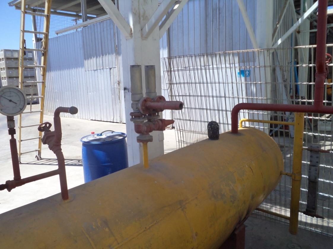 GASES EN ESTANQUES Los estanques de almacenamiento de amoníaco, excepto el de doble cámara, deberán contar con sistema de control de derrame, consistente en un depósito de contención de capacidad