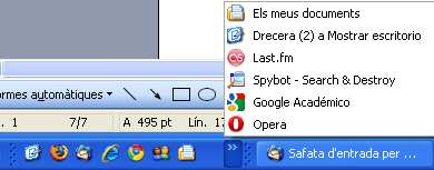 Iconos de programas del sistema que siempre son utilizados. Botón que indica que hay más programas en funcionamiento. Los enseña haciendo clic.