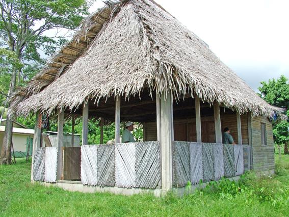 En Honduras: La Cooperativa San Vicente localizada cerca de la ciudad de Tela sobre la laguna de Los Micos.
