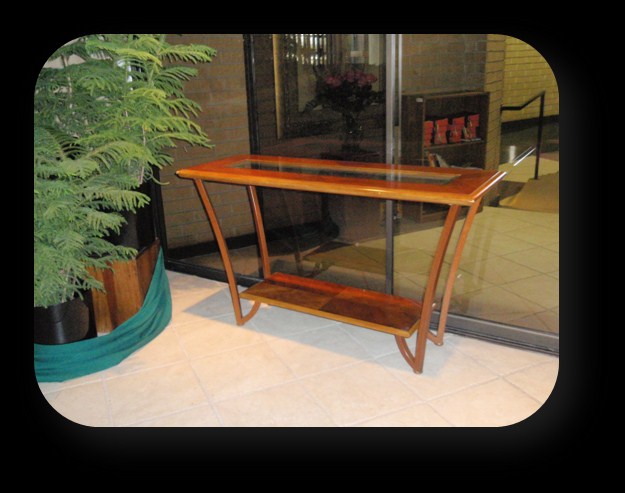 Mesa de credencia Esta mesa es para sostener artículos usados durante la misa; como el cáliz, predicadores, y ciborios.