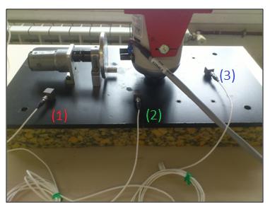 Figura 121: Procedimiento de ensayo sobre sistema placa con material de poliuretano y motor.