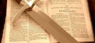 La palabra es una espada Ciertamente, la palabra de Dios es viva y poderosa, y más cortante que cualquier espada de dos filos.