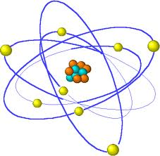 Imagina que el núcleo tiene una relación de tamaño con el átomo similar a la que tendría una bola de golf situada en el centro de un campo de fútbol de los grandes.