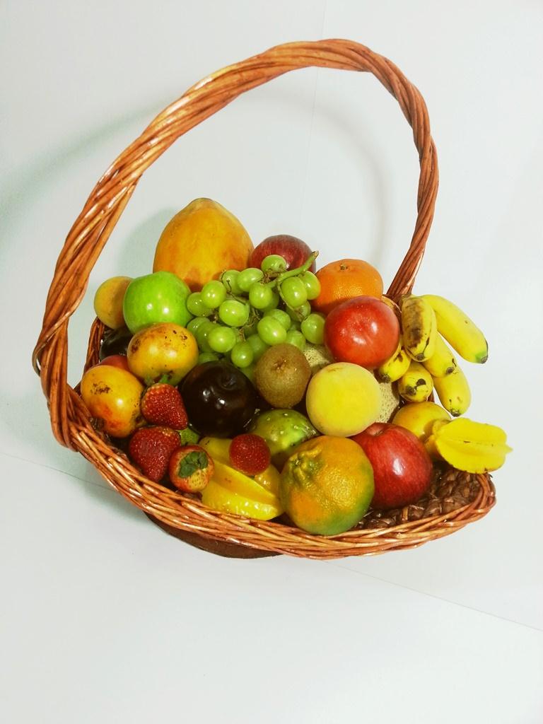 Canasta familiar - Canasto mimbre - Surtido Frutas de la temporada (40 aprox)