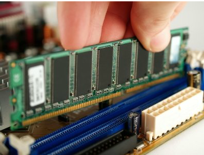 4. La memoria RAM. En la memoria RAM se almacena temporalmente la información que le llega al microprocesador procedente de los periféricos de entrada.