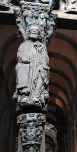 2.4.1. La escultura románica De finales del siglo XII, y como transición al Gótico, señalamos el Pórtico de la Gloria de la Catedral de Santiago: Tiene una puerta central y 2 laterales más pequeñas.