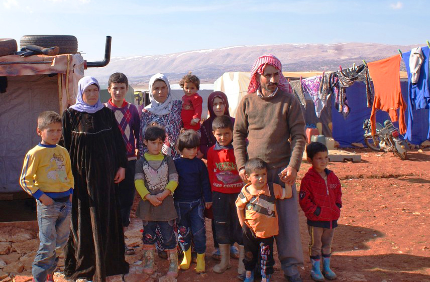 INFORME DE OXFAM 30 DE MARZO DE 2015 Abu Ali y Um Ali huyeron de Siria en 2012. Ahora viven con su familia en un asentamiento de tiendas de campaña en Bekaa (Líbano).