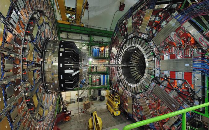 Los experimentos de LHC ACELERADOR COLISIÓN DETECTOR Experimentos actuales funcionan como gigantescas cámaras digitales Distintas capas destinadas a medir distintas partículas 4 puntos de cruce de