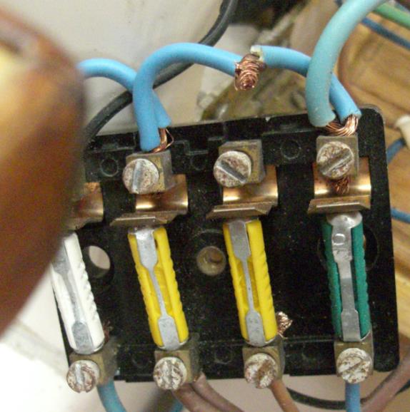 Caso practico de medida de la intensidad de un circuito de CC Quitada la corriente, se interrumpe el circuito, en este caso lo hacemos cerca de los fusibles.