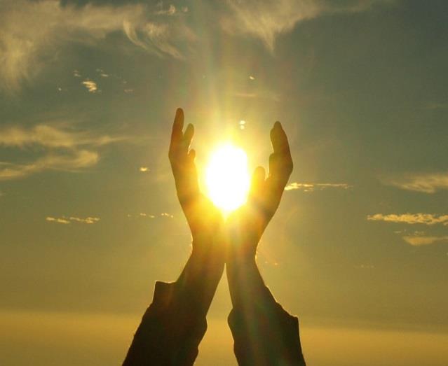 Signo de acogida de la luz Ahora, cada uno extendemos nuestra mano (puede realizarse este gesto sosteniendo velas en la mano que se van encendiendo con la Luz de Belén) como pidiendo a Jesús esa luz