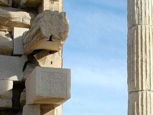 Anatirosis: En un bloque antiguo (arriba) y en uno de piedra restaurada