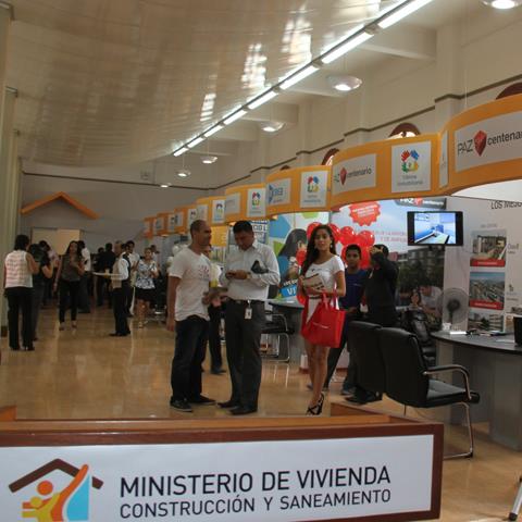 VITRINA INMOBILIARIA ( Agosto 2011 Febrero 2015 ) BUS INMOBILIARIO Durante el periodo Agosto 2011 a Febrero 2015 se trasladaron a la sede de la Vitrina Inmobiliaria - Lima a 1,651 personas en 79