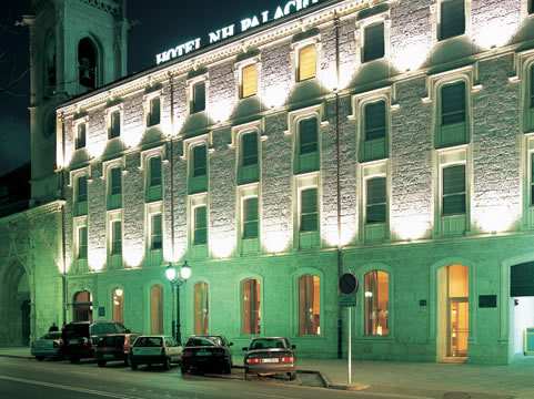 HOTEL NH PALACIO DE LA MERCED. El hotel NH Palacio de la Merced de cuatro estrellas en Burgos está situado en el centro de la ciudad, a dos minutos a pie de su área histórica.