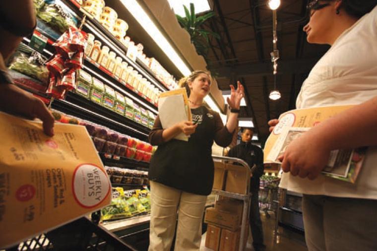 Marketing en acción Cuando la economía cayó, en lugar de bajar sus precios, Whole Foods se encargó de convencer a sus clientes de que en realidad es un lugar asequible para hacer las