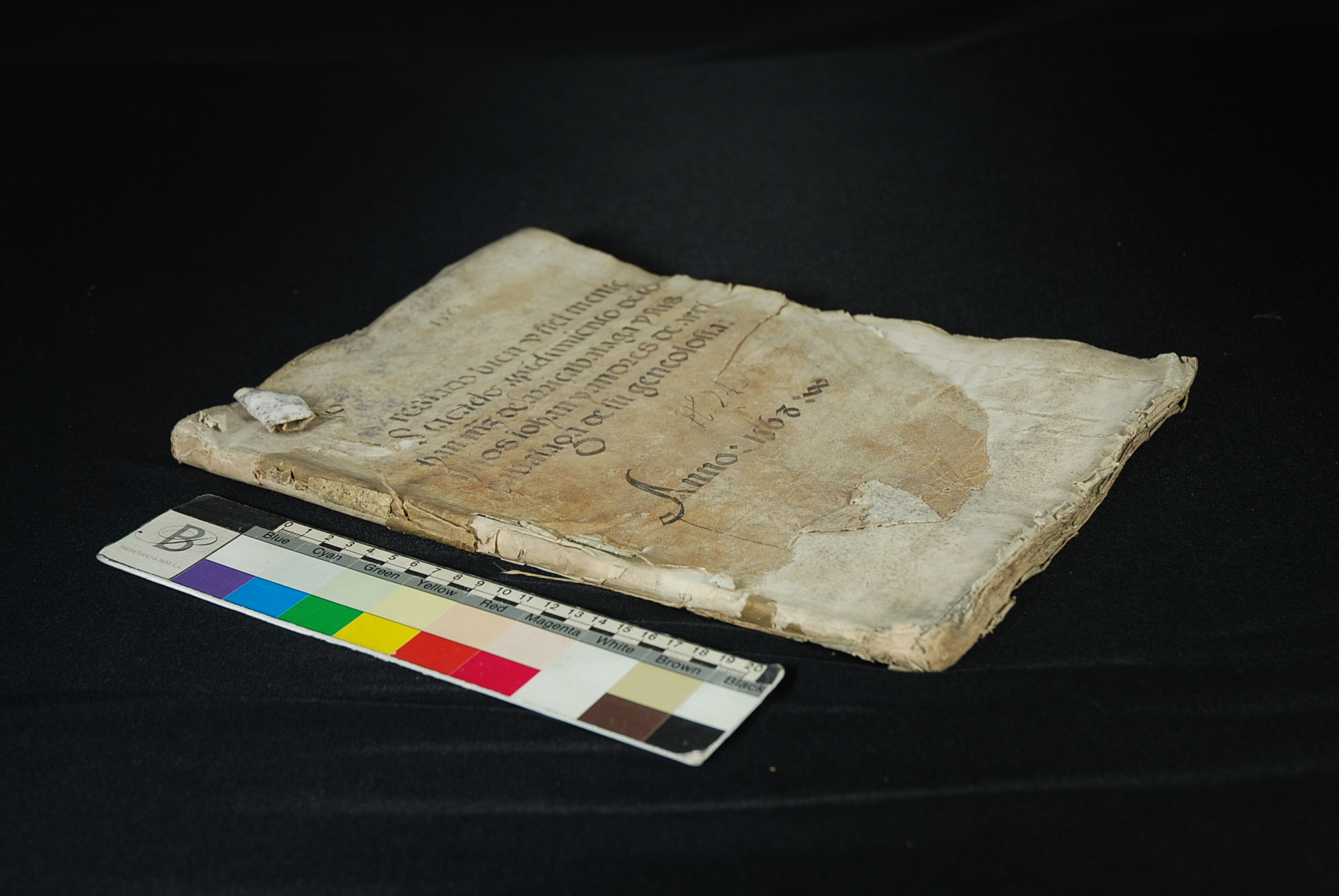B&B: 1206184 Documento con signatura C/635-04, antes y después de su restauración Descripción Libro manuscrito con tintas metaloácidas, sobre papel de