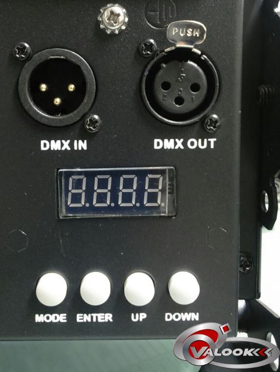 Bajo la fuente de alimentación nos encontraremos con la entrada y salida DMX XLR 3P, bajo los conectores DMX se encuentra el Display o pantalla led