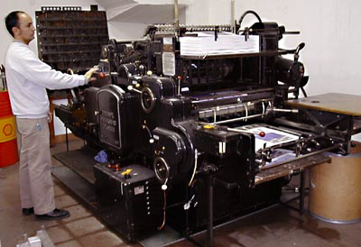 Impresión en Relieve Los sistemas de impresión en relieve son aquellos que tienen las zonas impresoras talladas en relieve con respecto al plano de la forma por lo que la delimitación entre unas