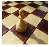 3. Piezas de ajedrez El peón Número y ubicación Cada jugador comienza el juego con ocho peones, uno en cada cuadro de la segunda fila. Cómo se mueve?