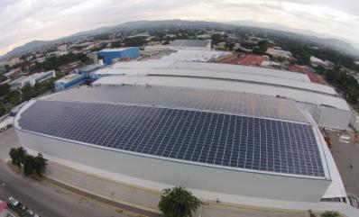 solares fotovoltaicos montados en los techos de la Corporación Industrial del Norte, S.A. (Corinsa), una empresa de refrescos en Honduras.