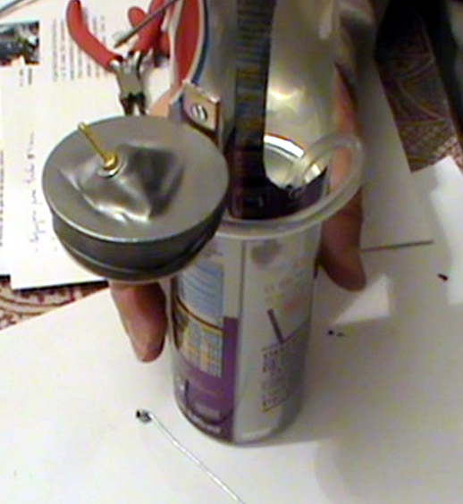 5.7.- Montaje final Colocamos el tubo de 4 mm de diámetro, entre base de lata y el tapón.