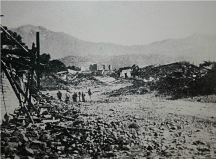 diferente. En la Figura 3 se ven algunos de los daños causados por el sismo en la población de Acambay. Figura 3. Daños causados por el sismo de Acambay de 1912.