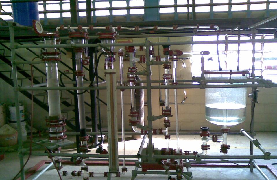Laboratorio de Operaciones Unitarias II - 84 - Planta de fluidización PROCEDIMIENTO EXPERIMENTAL 1) Abrir la válvula de de flujo de entrada de agua. 2) Llenar el tanque hasta el nivel de rebose.