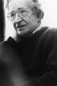 Lingüística Noam Chomsky (1928 - ) Profesor del Massachusetts Institute of Technology (MIT) Conocido por su activismo político Doctorado en 1955 en la U.