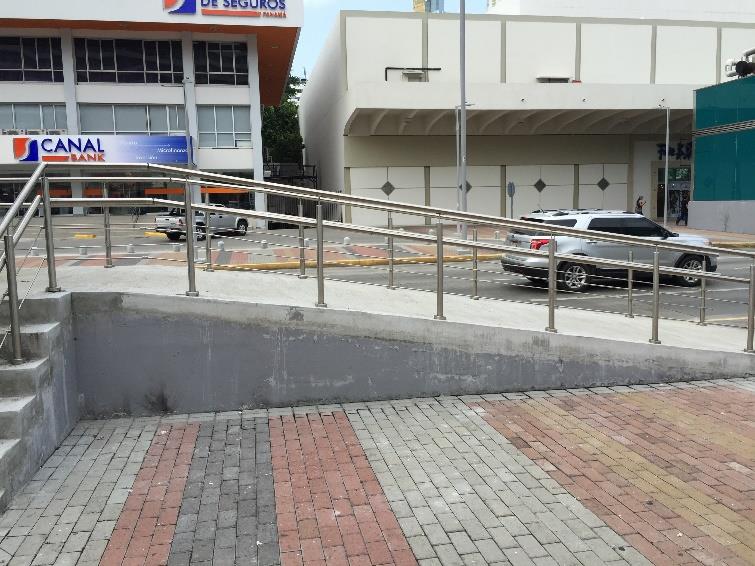DIAGNÓSTICO DE LA MOVILIDAD Caso del Metro de Panamá A pesar de toda la preocupación en mejorar el entorno peatonal a lo largo de la Línea 1 del Metro en materia de accesibilidad universal queda
