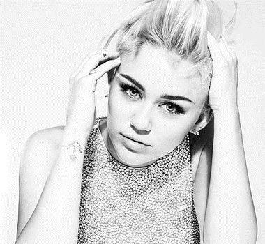 MILEY CYRUS Miley Ray Cyrus es una actriz y cantante estadounide nse.