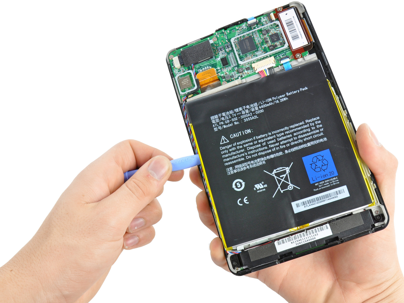 Paso 3 Batería Montar la punta de la herramienta de abertura de plástico entre la célula de la batería y el marco derecho de la Kindle Fire.