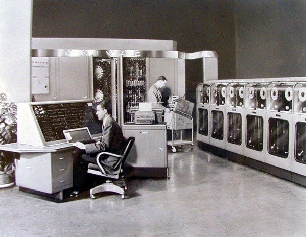 1ª Generación 1944-1951 1944 IBM crea el primer ordenador llamado Mark 1. Medía : 15 M de largo y 2.5 m de alto, pesaba 5T y tenía 800km de cable.