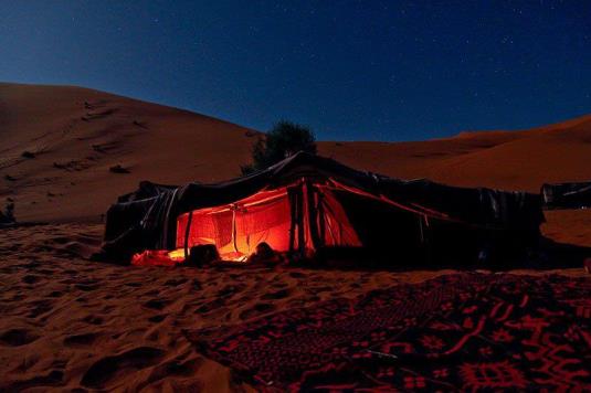 indescriptible cielo estrellado como pocas veces hayas podido ver. Cena y alojamiento en inolvidables Haimas http://www.desertcampbouchedor.