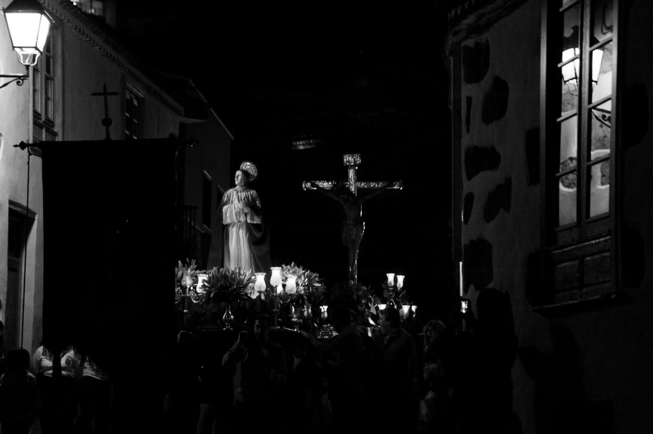 La Virgen de los Dolores asciende la calle El Paso.