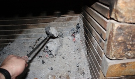 EL FUEGO Y LAS CHIMENEA Encender una chimenea o barbacoa no es peligroso siempre que se tomen las medidas oportunas y se cuente con una serie de conocimientos básicos para hacer fuego.