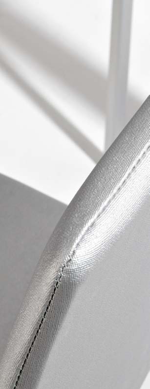 Silla BELICE - Chasis plata. Carcasa tapizada en Oxide Silver.