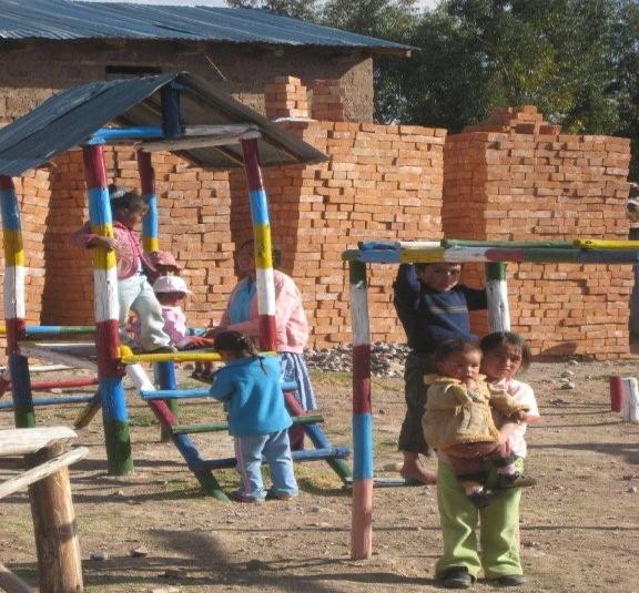 Muchos niños peruanos empiezan con una gran desventaja 3-5 años Cobertura de cuidado infantil/educación inicial ha aumentado pero aun no alcanza a casi un