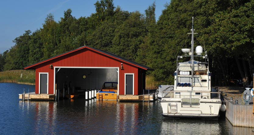 Garajul de ambarcatiune este visul oricarui posesor de barca, ce ofera avantajele adapostirii barcii de intemperii, de soare sau pentru securitate.