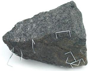 El campo magnético. Intoducción históica (I). Desde la Gecia Clásica (Tales de Mileto 640 610 ac a 548 545 ac) se sabe que algunas muestas de mineal de magnetita tienen la popiedad de atae el hieo.