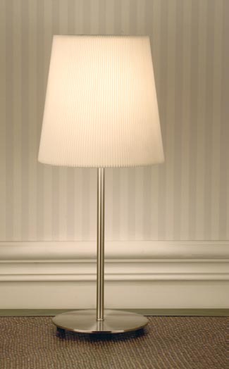 Desk and Bed Side Lamps Presentamos una variada colección de lámparas de mesa realizadas en acero mate en la que destacan sus originales diseños y su magnífico acabado.