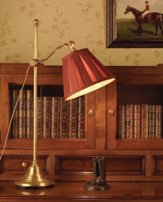 Continuación de la serie de lámparas de mesa extensibles donde podemos destacar las lámparas de brazos curvos con rótulas orientables. Se fabrican en latón con acabado envejecido.