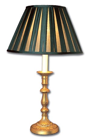 Colección de lámparas fabricadas en latón y resina de variados diseños, desde lámparas pintadas a lámparas de mesa fundidos con dos brazos.