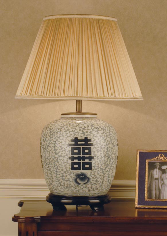Lámparas de Porcelana Porcelain Lamps Para los interiores que requieran lámparas de gran volumen presentamos esta magnífica colección de lámparas de mesa de porcelana china, ideales para mesas de