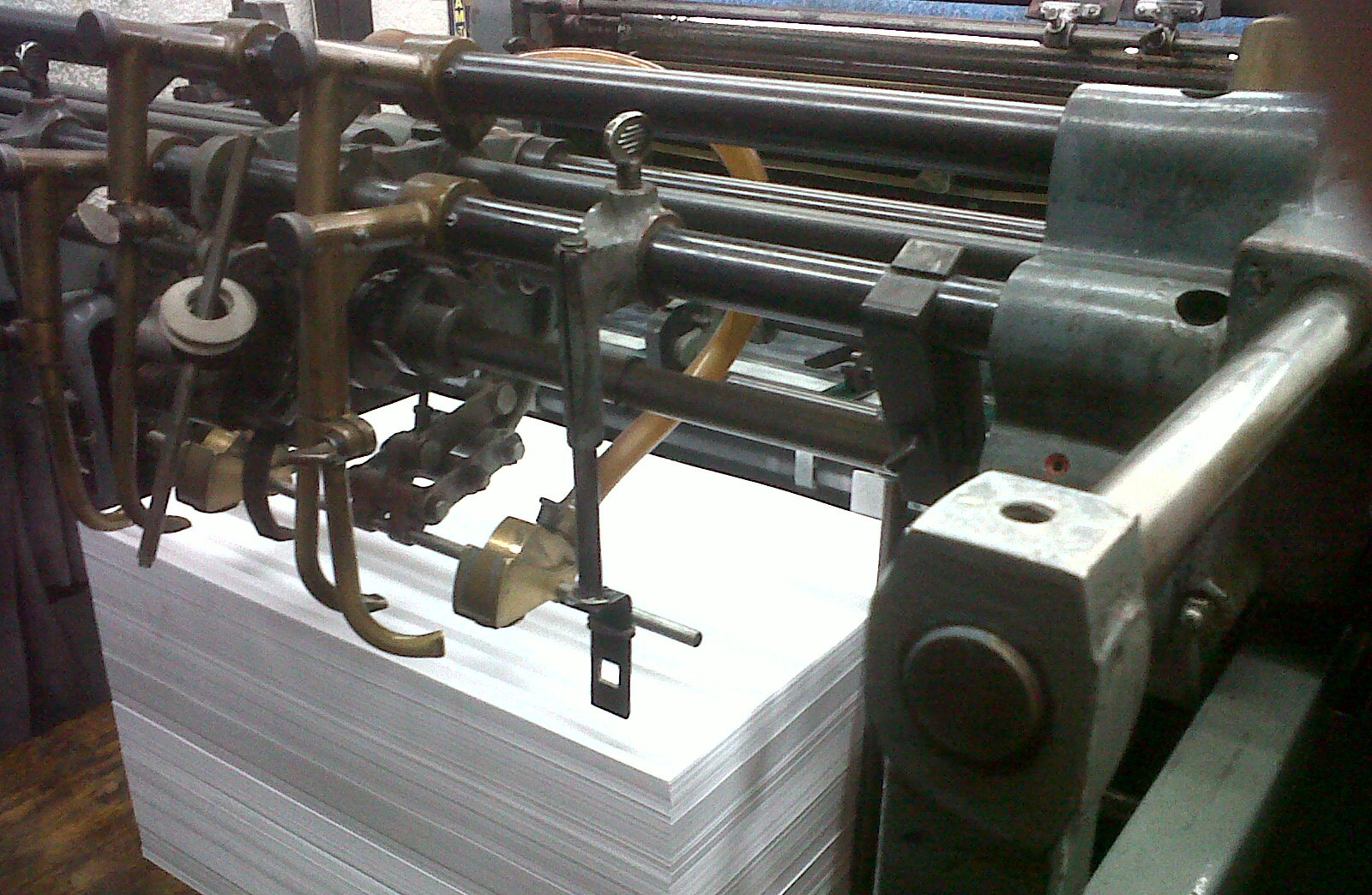 Impresión offset Esquema de una imprenta Offset La impresión offset (a menudo castellanizado como ófset, proveniente del del inglés offset: indirecto) es un método de reproducción de documentos e