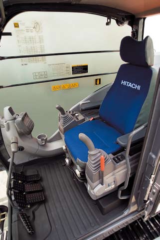 Un nuevo estándar en confort para los operarios La espaciosa cabina tiene diseño ergonómico y ofrece gran visibilidad para reducir el cansancio y las